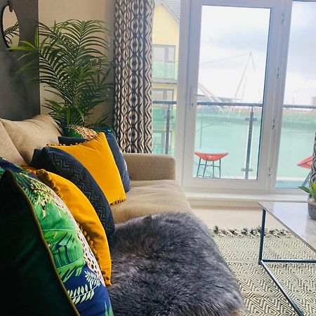 Luxury 2 Bedroom Waterfront Apartment With Balcony Newport  Bagian luar foto