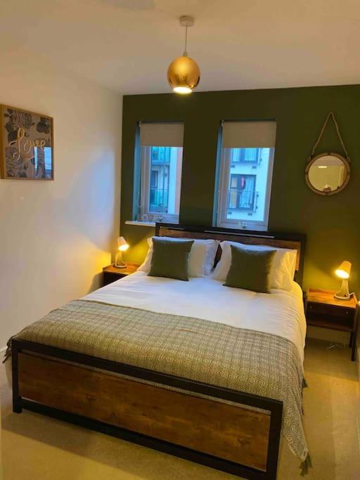 Luxury 2 Bedroom Waterfront Apartment With Balcony Newport  Bagian luar foto