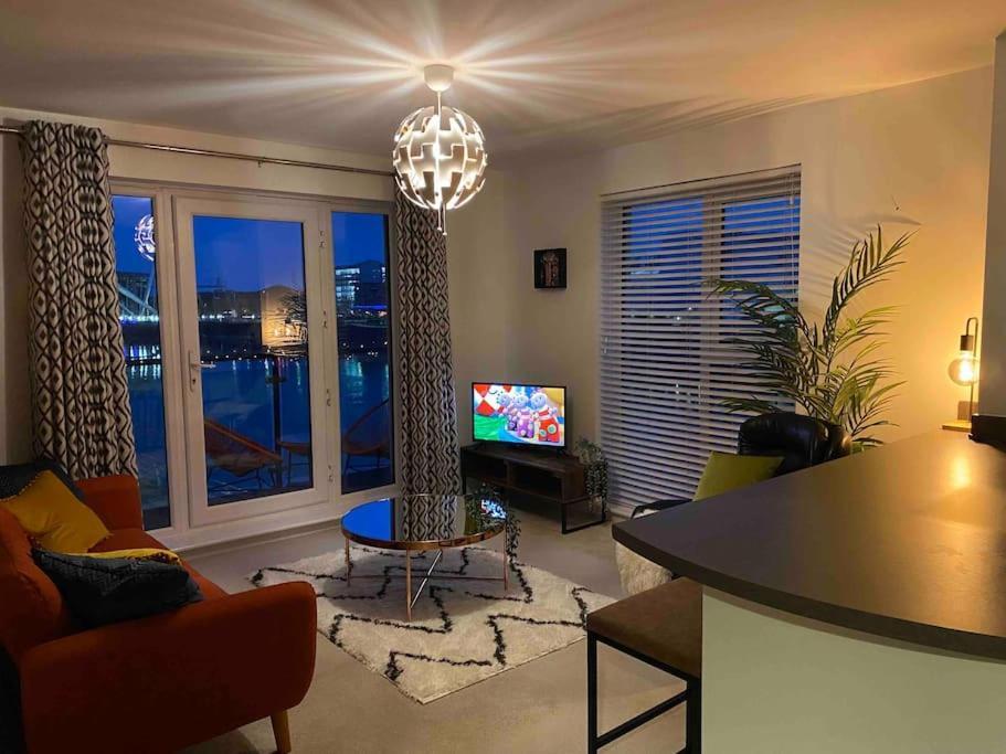 Luxury 2 Bedroom Waterfront Apartment With Balcony Newport  Bagian luar foto