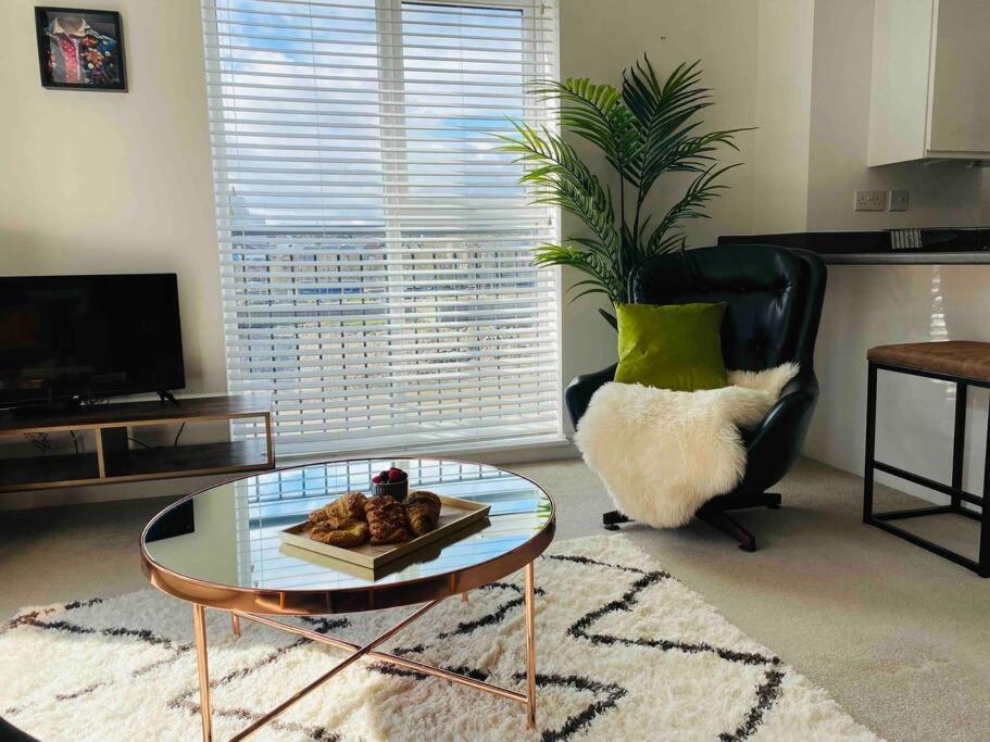 Luxury 2 Bedroom Waterfront Apartment With Balcony Newport  Bagian luar foto