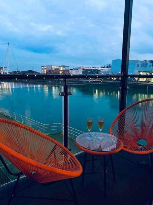 Luxury 2 Bedroom Waterfront Apartment With Balcony Newport  Bagian luar foto