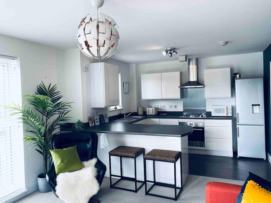 Luxury 2 Bedroom Waterfront Apartment With Balcony Newport  Bagian luar foto