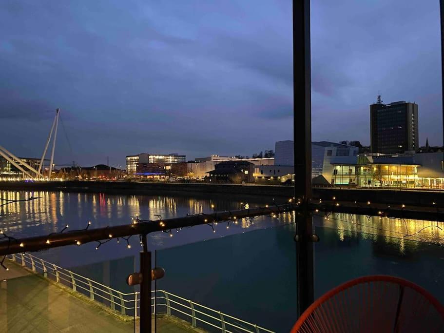 Luxury 2 Bedroom Waterfront Apartment With Balcony Newport  Bagian luar foto
